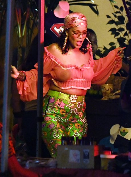 rihanna-filming-new-music-video-1496762343-view-0.jpg