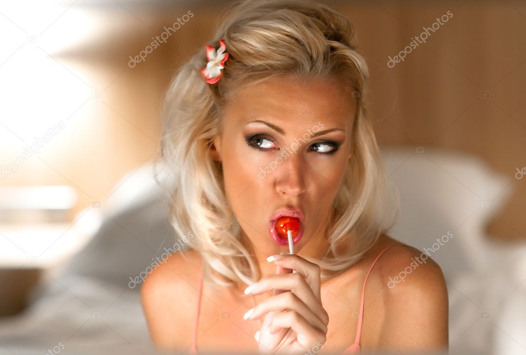 depositphotos_4144494-Girl-with-a-lollipop.jpg