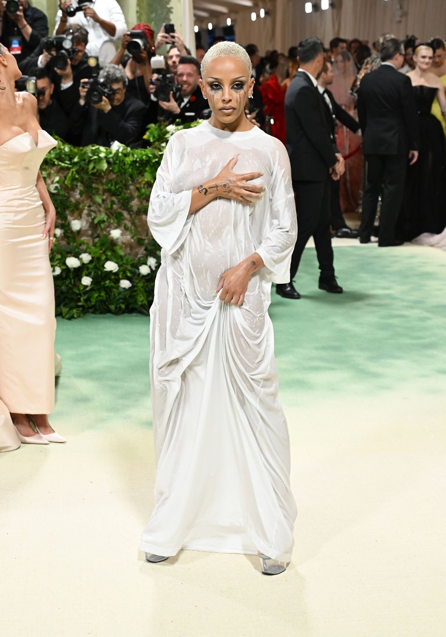 477631565_dojacatseethrough2024metgala125.jpg