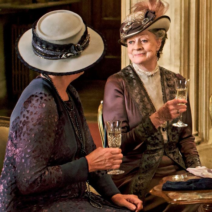 28-downton-abbey-dowager-countess.w700.h700.jpg