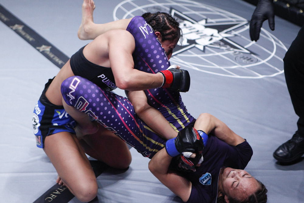 002_Jessica_Penne_vs_Michelle_Waterson.jpg