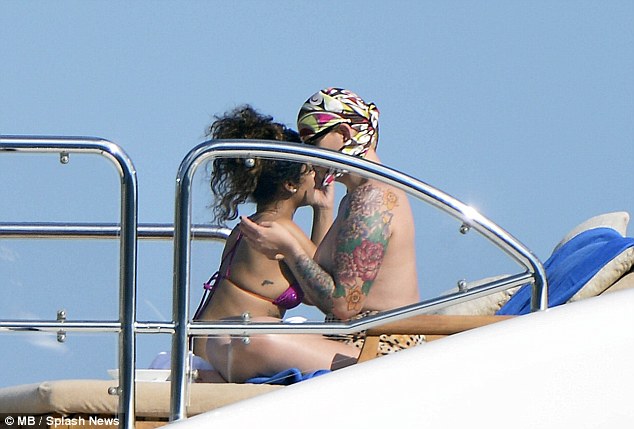 1409827011901_wps_43_EXCLUSIVE_Rihanna_on_vaca.jpg