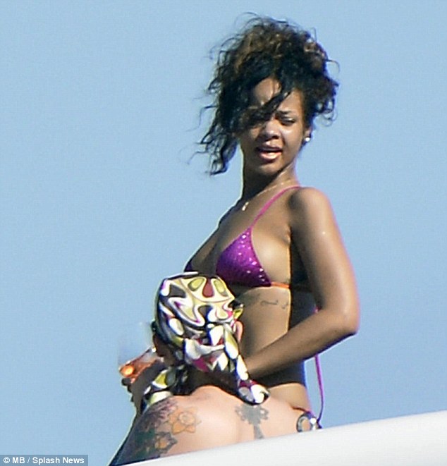 1409827097244_wps_47_EXCLUSIVE_Rihanna_on_vaca.jpg