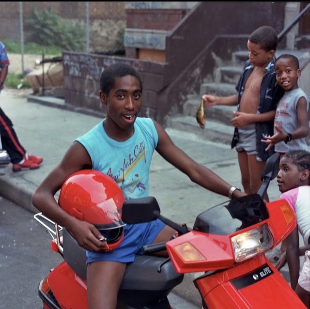 2pac-on-his-families-block-in-east-harlem-nyc-v0-8u3sh52t10a81.jpg