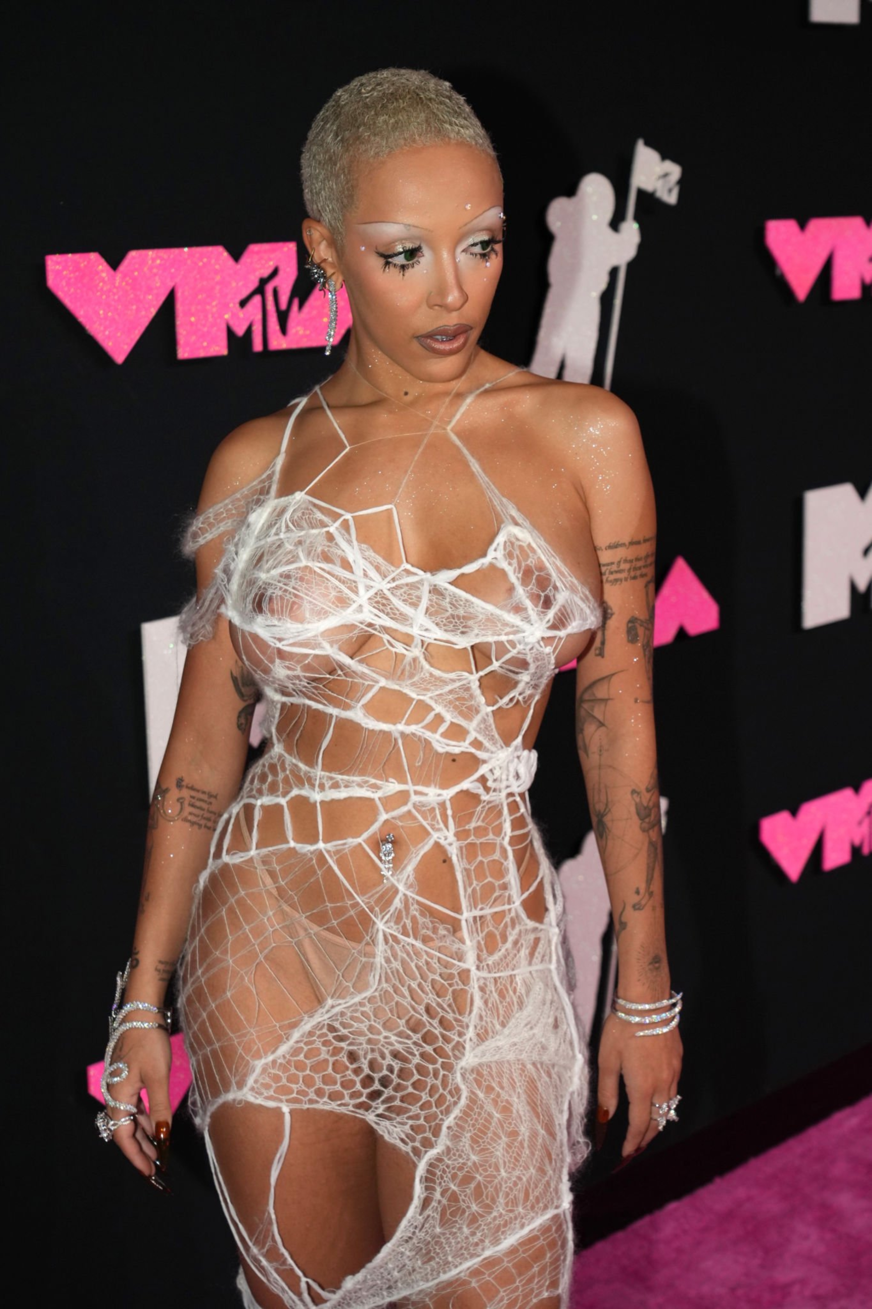 380848196_dojacat2023mtvvmas61.jpg