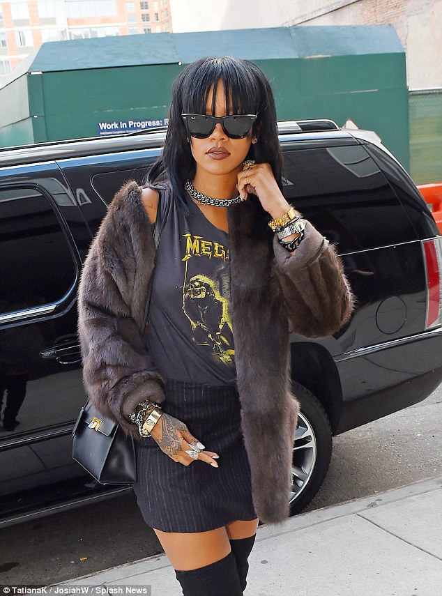 1411305482050_wps_107_EXCLUSIVE_Rihanna_heads_t.jpg