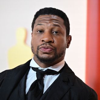 407e4eaa8fdf28a26a71c6c52c088eaef4-jonathan-majors.rsquare.w330.jpg