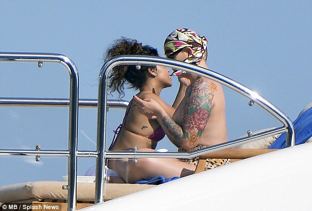 1409827034369_wps_44_EXCLUSIVE_Rihanna_on_vaca.jpg