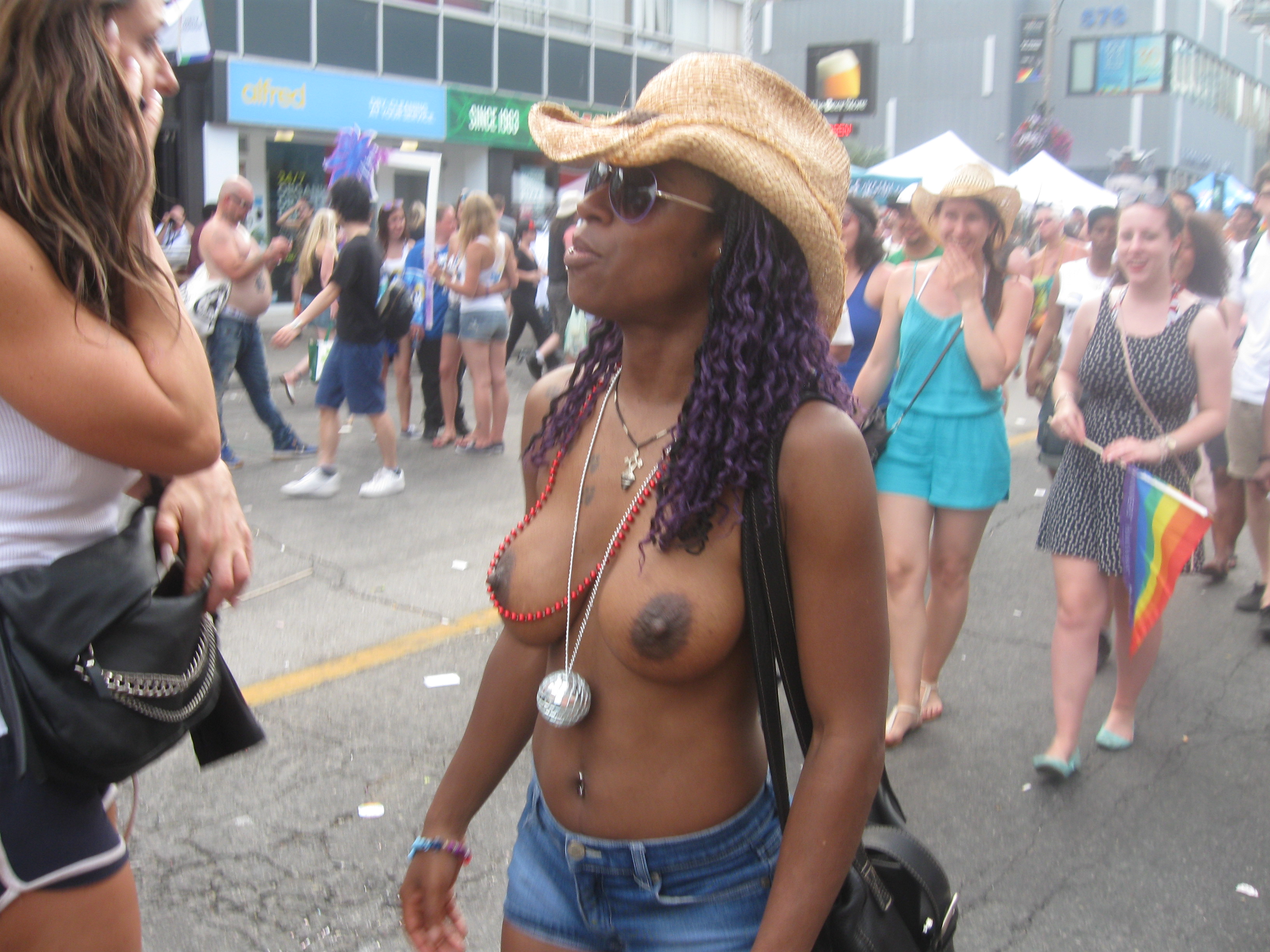 Public_nudity_-_Toronto_Pride_16.jpg