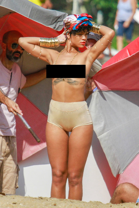 rihanna-topless-beach-photos-011-480w-2.jpg