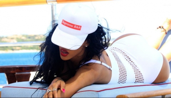 rihanna-yacht-vacation_136135091813.jpg