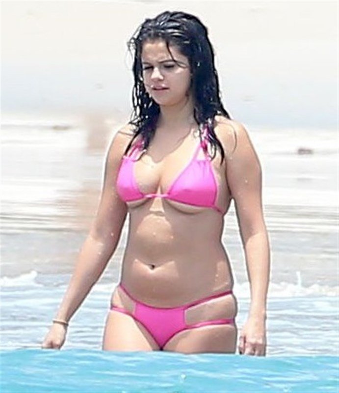 Selena-Gomez-in-Bikini-02.jpg