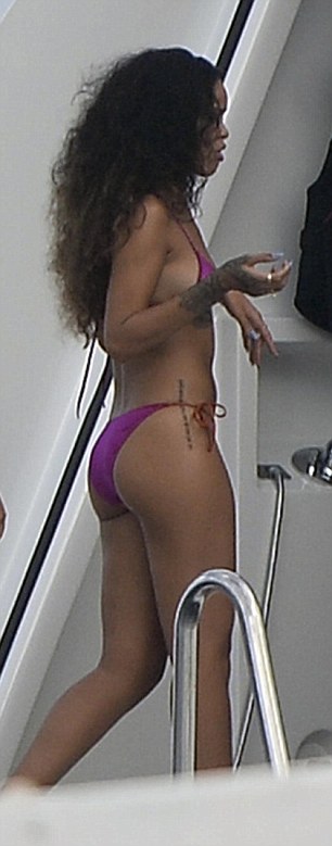 1409827482528_wps_73_EXCLUSIVE_Rihanna_on_vaca.jpg