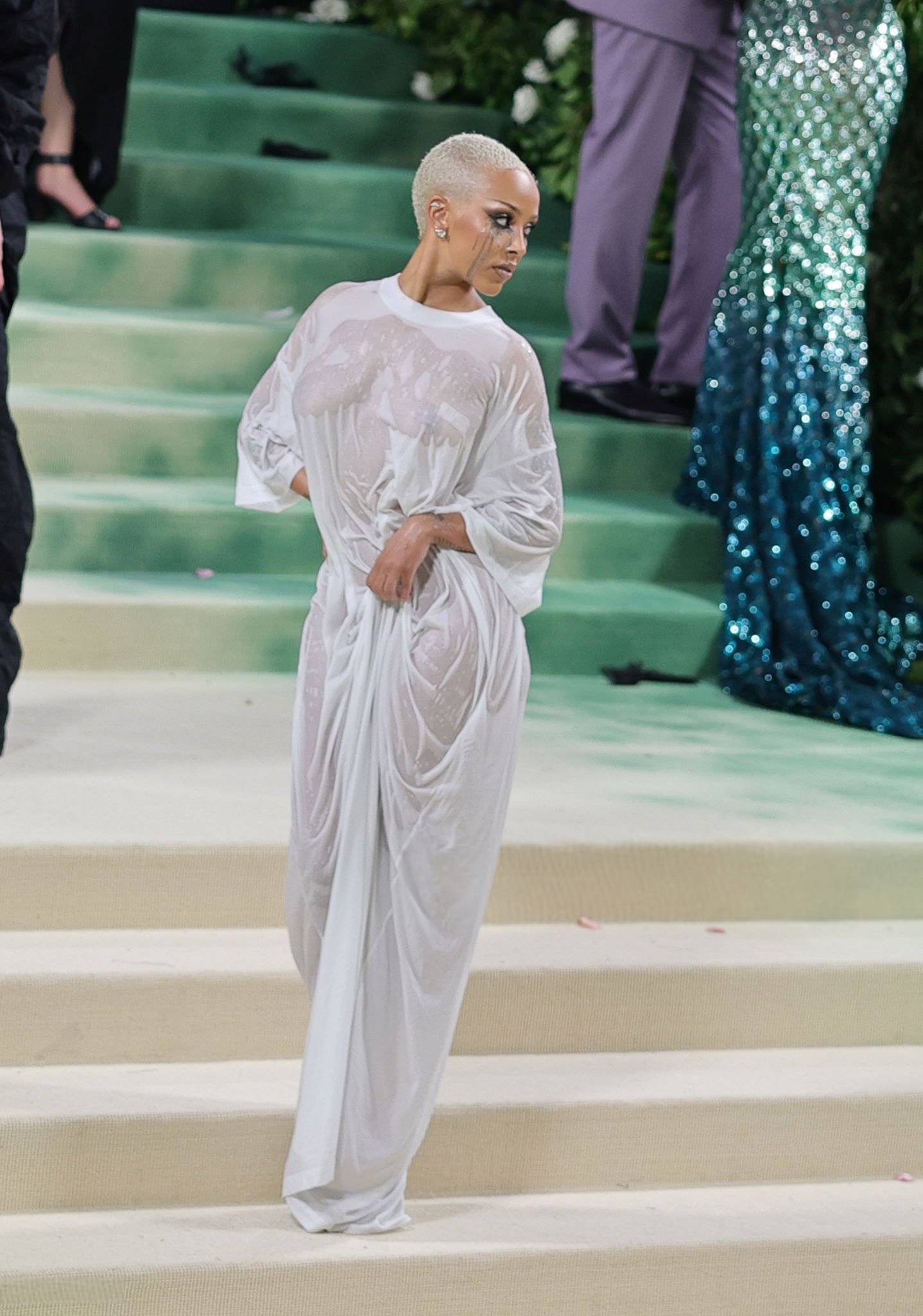 477631287_dojacatseethrough2024metgala147.jpg