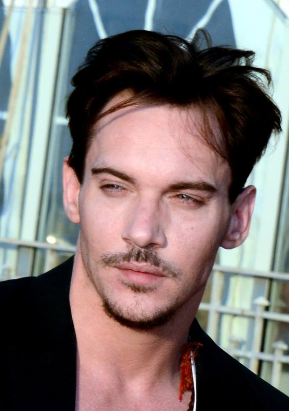 Jonathan_Rhys_Meyers_Cabourg_2013.jpg