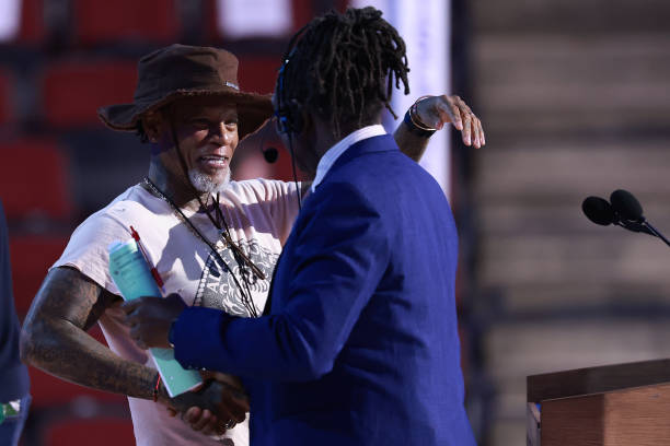 chicago-illinois-actor-and-comedian-d-l-hughley-takes-part-in-stage-testing-ahead-of-the.jpg