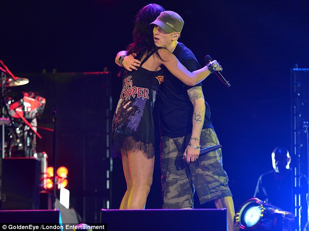 1407515278658_wps_4_EXCLUSIVE_Eminem_and_Riha.jpg