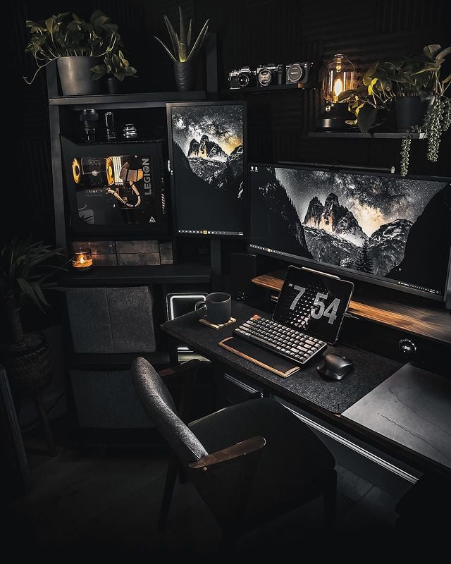 Gaming-Setup-Ideas_Black-Gaming-Setup.jpg