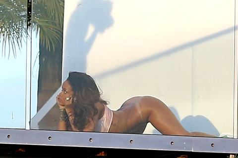 rihanna-posing-nude-naked-photos-0244-480w.jpg