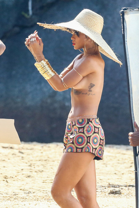 rihanna-topless-beach-photos-0172-480w.jpg