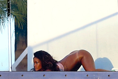 rihanna-posing-nude-naked-photos-0237-480w.jpg