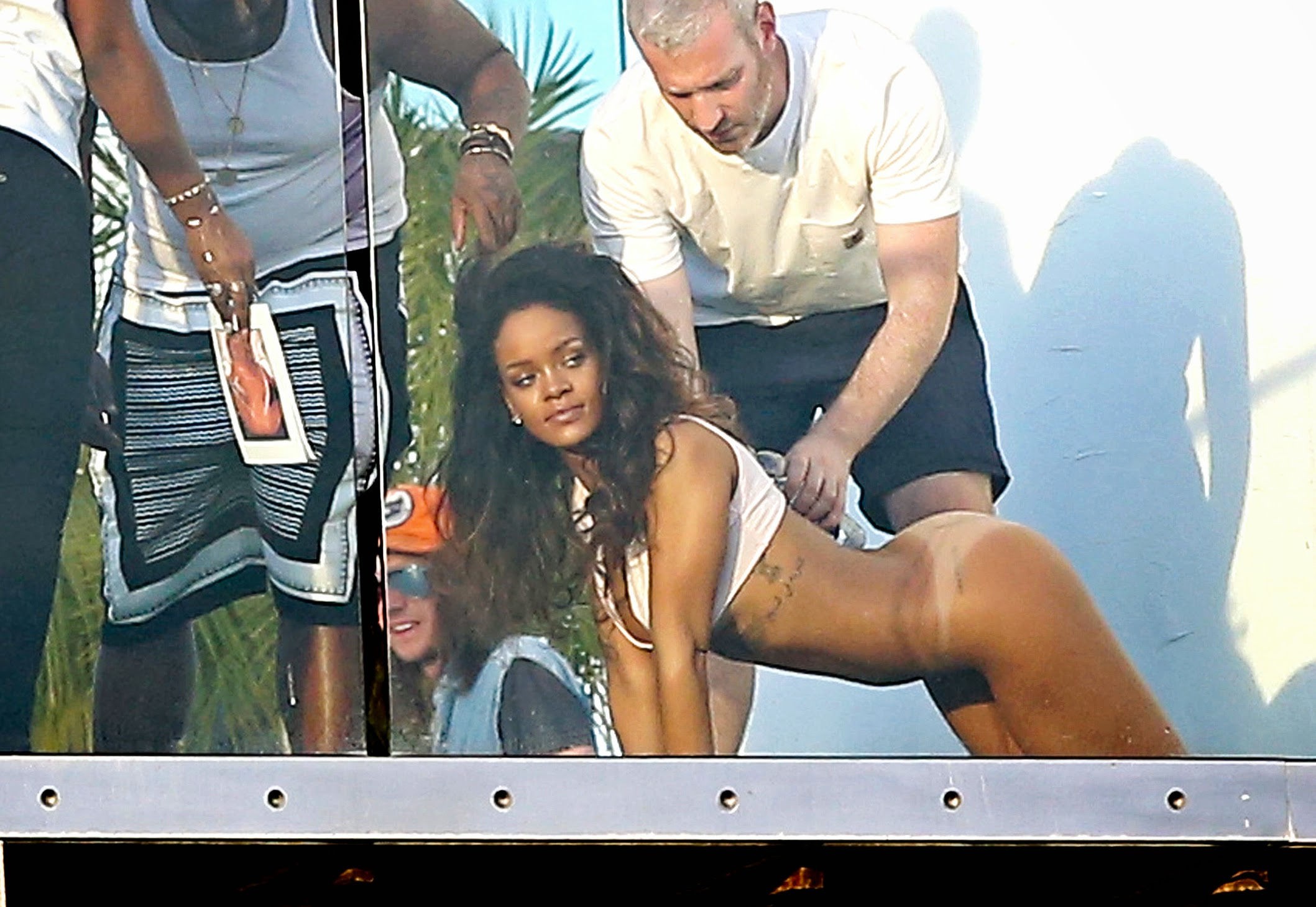 Rihanna-Nude-The-Fappening-pro-4.jpg