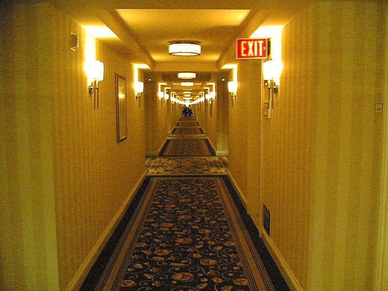 800px-Long_hallway_at_Bellagio.jpg