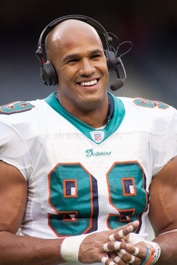 jason-taylor-miami-dolphins-game-action-regular-season-football-140612066.jpg