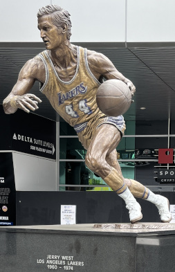 Statue_of_Jerry_West%2C_Los_Angeles.jpg