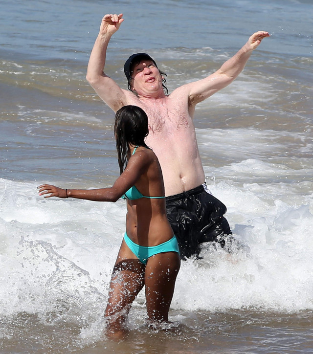 bill-maher-anjuli-persaud-hawaii-beach-09-640x724.jpg