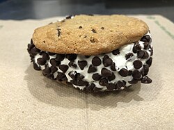 250px-2019-08-04_00_19_56_Unwrapped_Chipwich_at_a_Wawa_in_Oak_Hill%2C_Fairfax_County%2C_Virginia.jpg