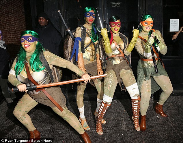 1414847463928_wps_109_Rihanna_out_with_friends_.jpg