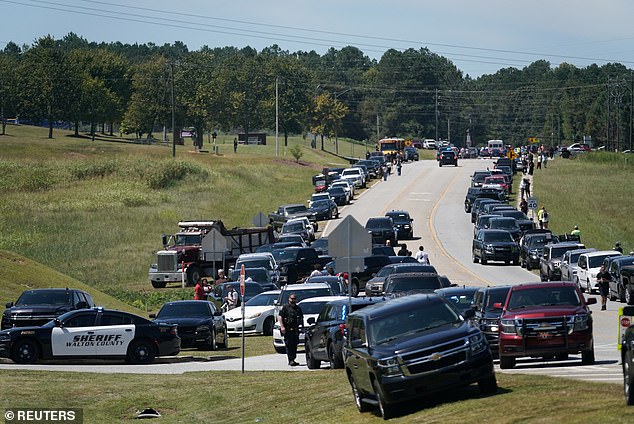 89282497-13814835-A_huge_police_presence_descended_on_Apaleechee_High_School_in_Wi-a-8_1725500010630.jpg