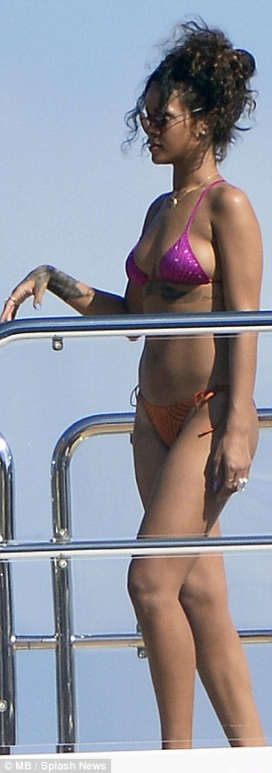 1409827264100_wps_60_EXCLUSIVE_Rihanna_on_vaca.jpg