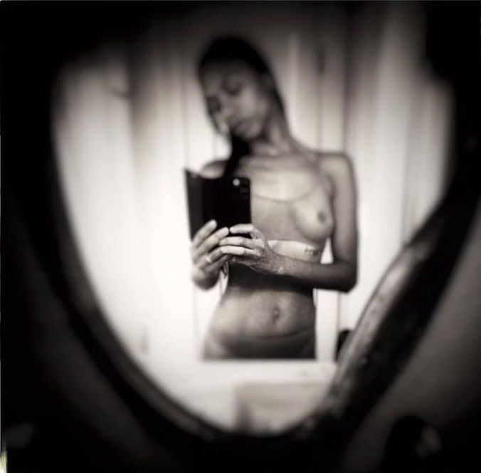 Zoe-Saldana-Topless-Selfie.jpg