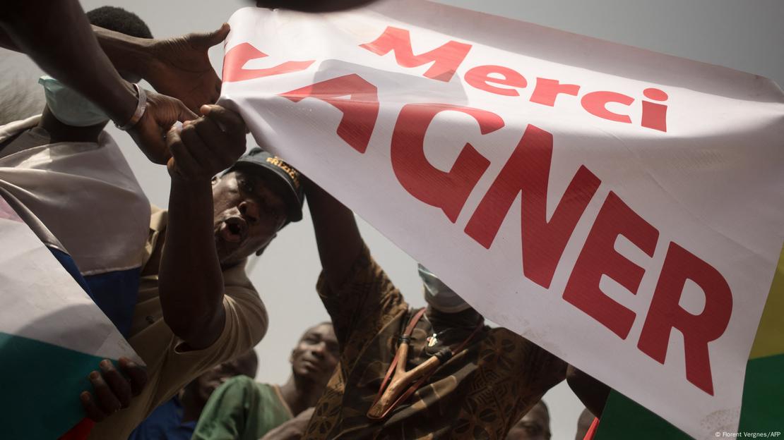 Malians waving a banner thanking the Wagner Group