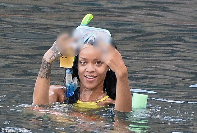 1409827802405_wps_83_EXCLUSIVE_Rihanna_on_vaca.jpg