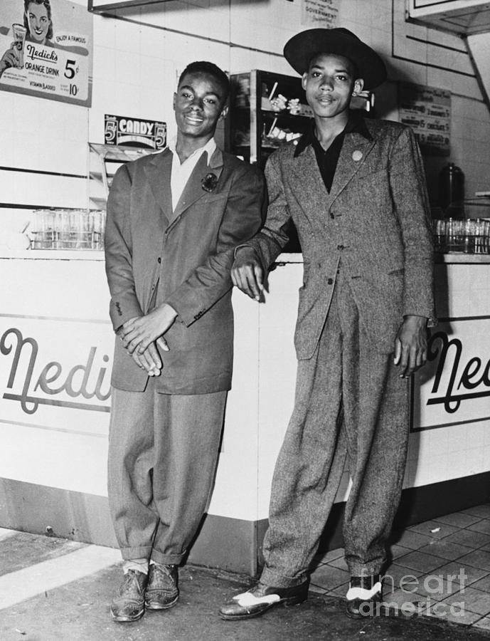 teens-dressed-in-zoot-suits-bettmann.jpg