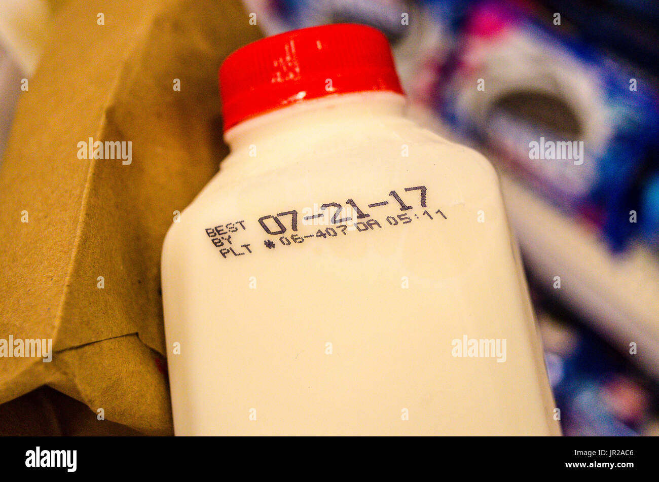 the-expiration-date-on-a-quart-of-milk-in-a-california-store-2017-JR2AC6.jpg