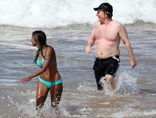 bill-maher-anjuli-persaud-hawaii-beach-11-640x486.jpg