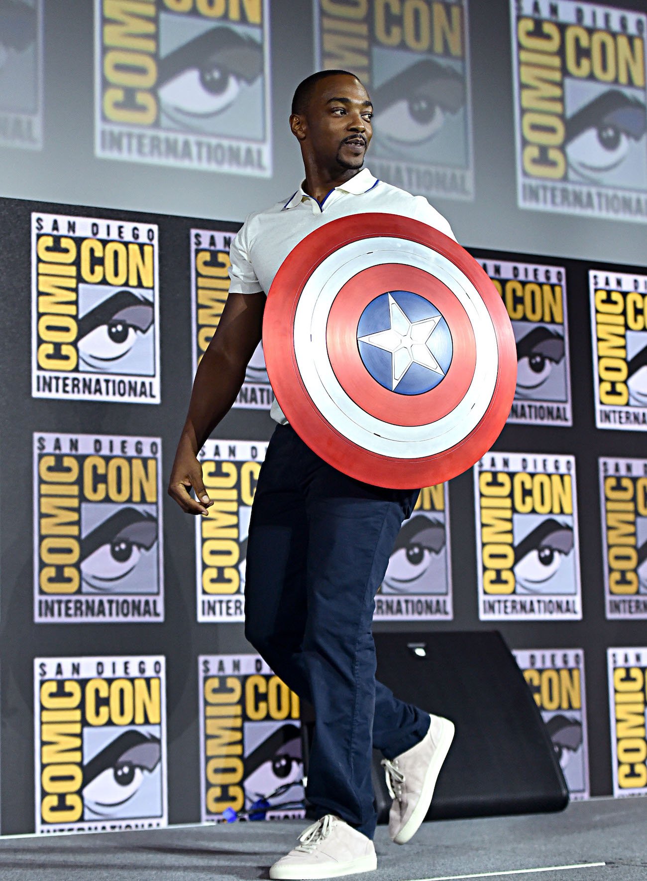 Anthony-Mackie-holding-Captain-America-Shield-TFATWS.jpg