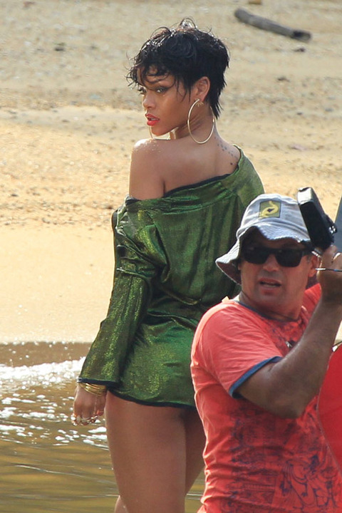 rihanna-topless-beach-photos-0135-480w.jpg