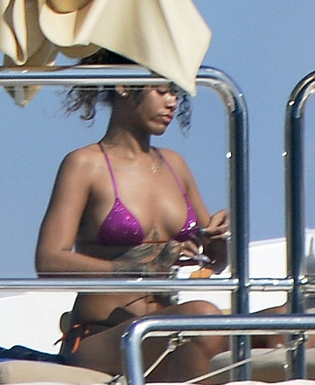 1409827739356_wps_80_EXCLUSIVE_Rihanna_on_vaca.jpg