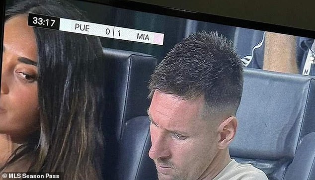 87866983-13681335-Lionel_Messi_was_hilariously_side_eyed_by_wife_Antonela_Roccuzzo-a-68_1722180105390.jpg