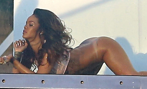 rihanna-posing-nude-naked-photos-thumb-480w.jpg