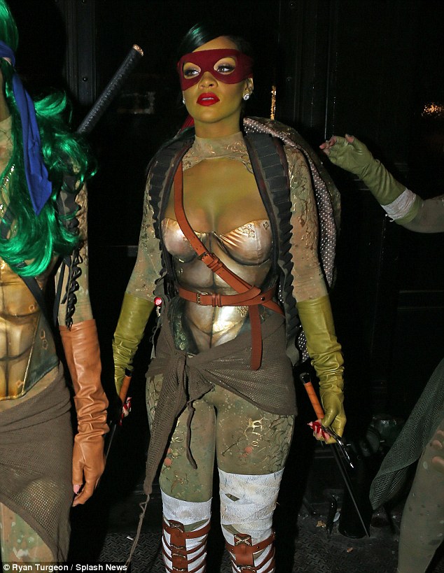 1414842409692_wps_79_Rihanna_out_with_friends_.jpg