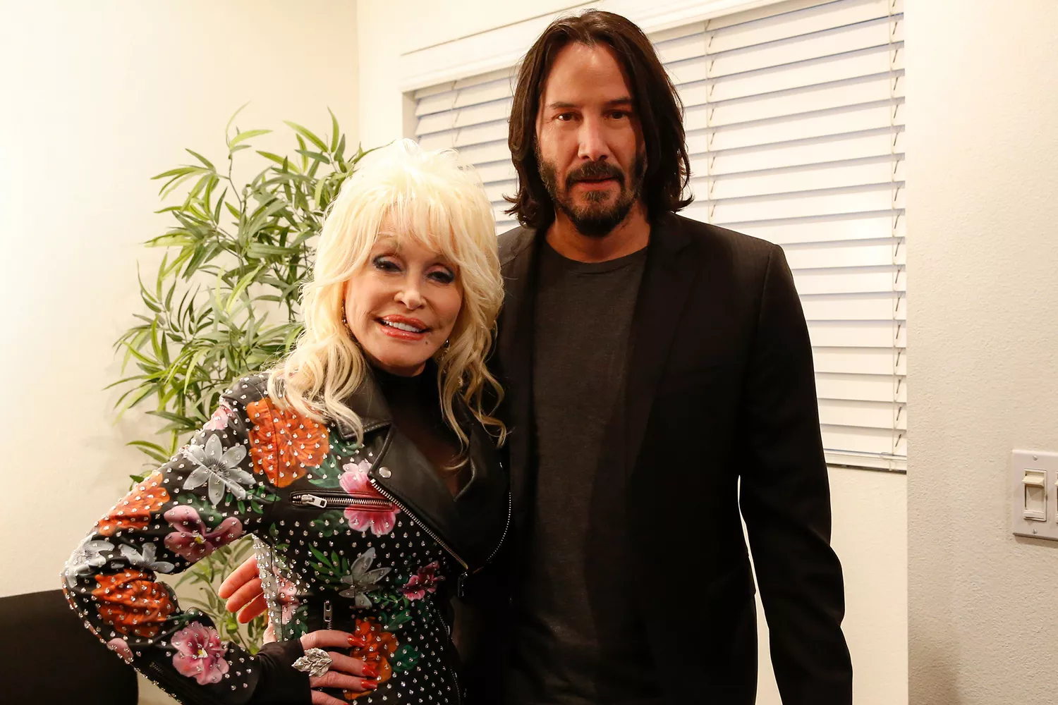 Dolly-Parton-Keanu-Reeves-112823-2430f0218dc244f284b0849bea0c3c87.jpg