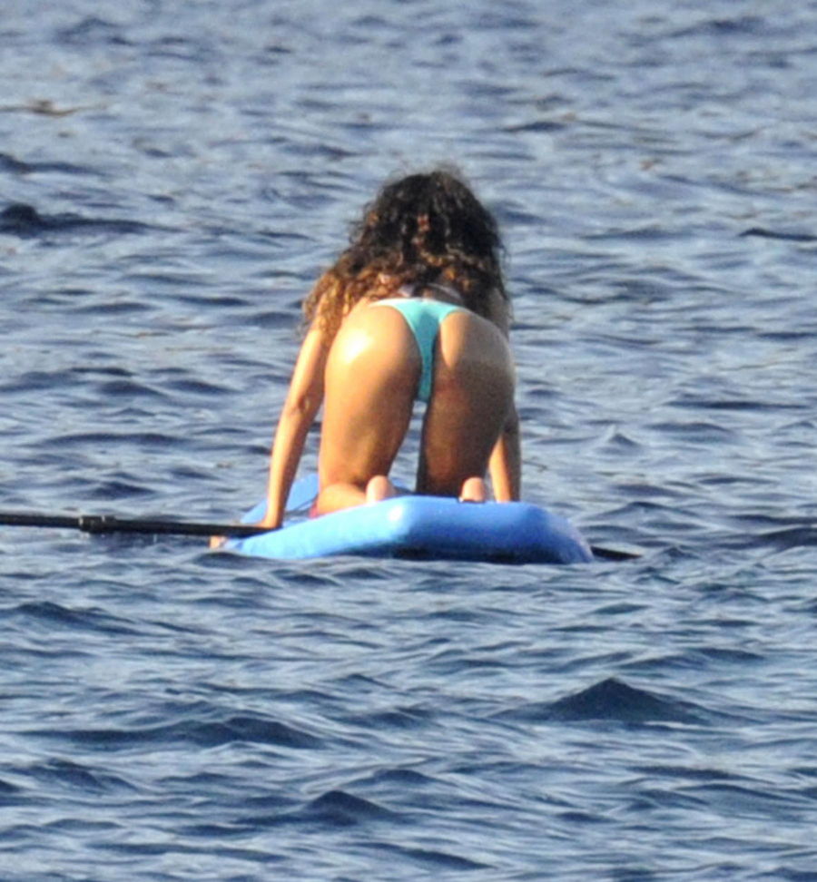 RihannaPaddleboardingBikini3.jpg