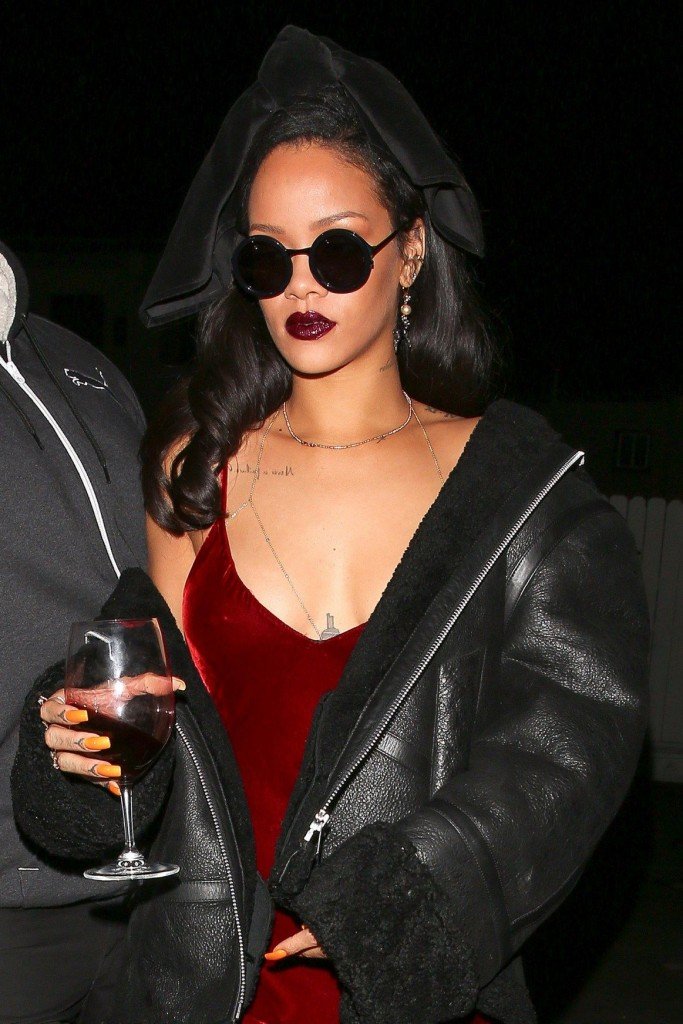 Rihanna-Braless-2-683x1024.jpg