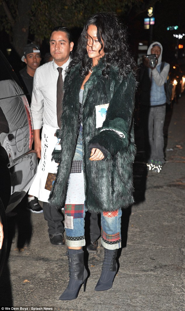 1413623298369_wps_4_Rihanna_spotted_at_Da_Sil.jpg